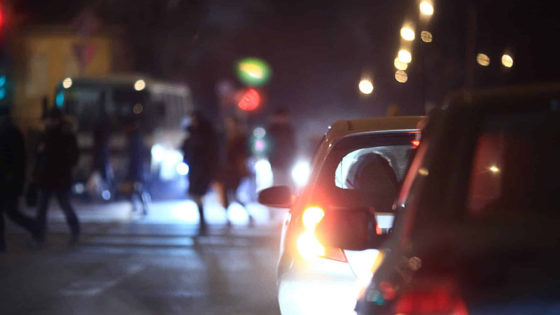 Bakıda ağac arxasında “gizlənən” yol nişanı sürücülərin cərimələnməsinə səbəb olur