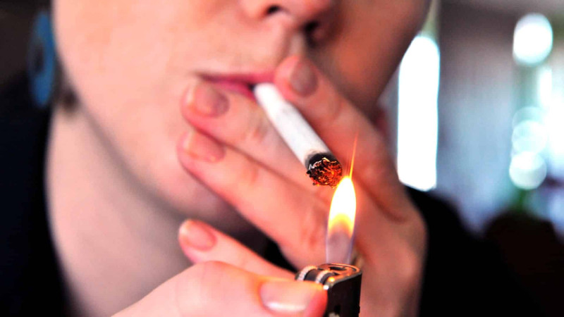 Siqaret çəkmək sağlamlığa ziyandır: qardaş bacısını siqaretə görə qayçalayıb