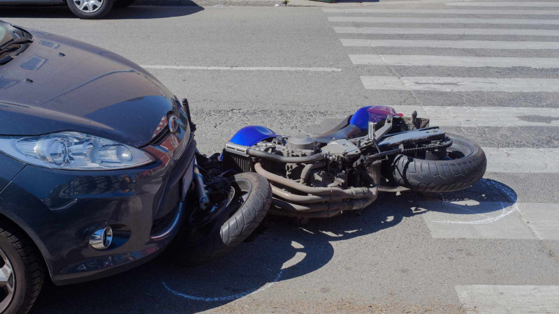 Binəqədi rayonunda qəza baş verib: motosikletçi xəsarət alıb
