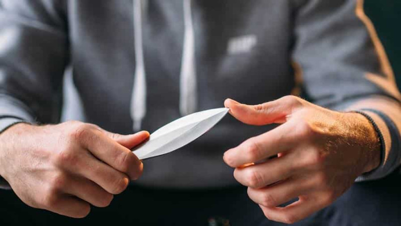 Xətai rayonunda kişi öz boğazını kəsib