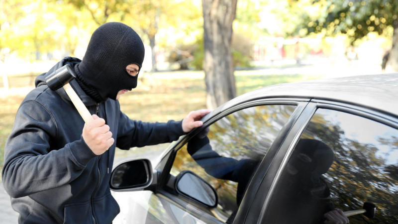 Xətai rayonunda avtomobildən 630 manat pul oğurlayıblar