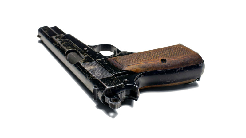 Bakı sakini polis bölməsinə tapança ilə gəlib