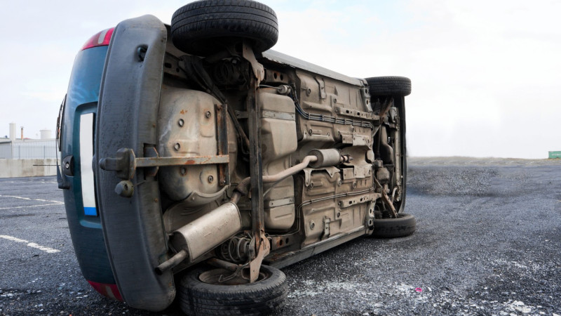 Xəzər rayonunda avtomobil iti vurmamağa çalışarkən aşıb