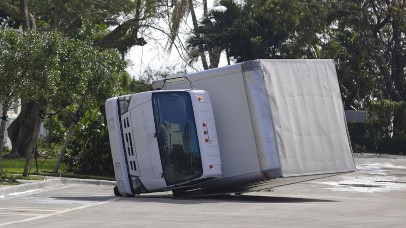 Bakıda güclü külək yük avtomobilini aşırıb