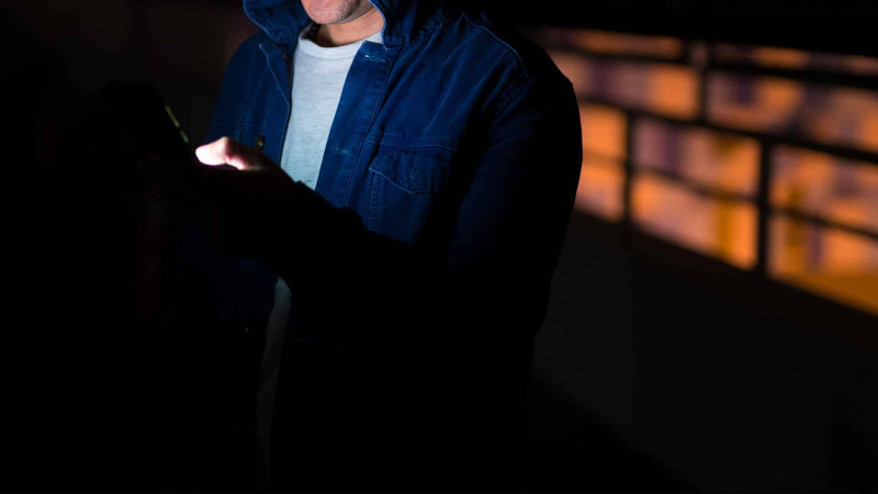 Bakı şəhər sakininin hədə-qorxu yolu ilə mobil telefonu oğurlanıb