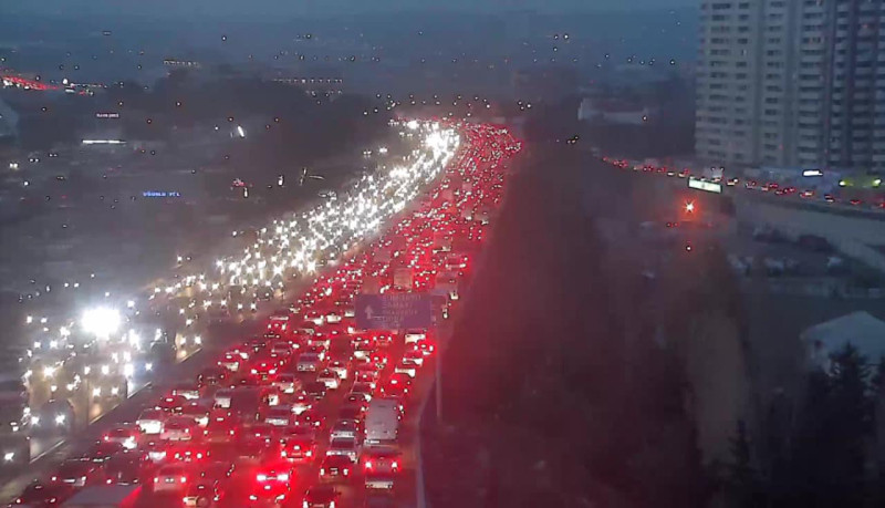 Bakı-Sumqayıt yolunda yük avtomobili aşıb, yolda tıxac yaranıb