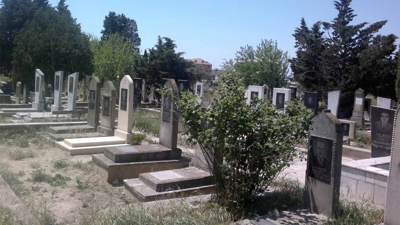 Bakıda sınan məzar daşlarının yerinə yenisi sifariş olunub