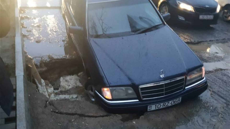 Bakıda avtomobil çuxura düşüb