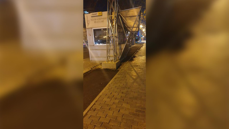 Nəsimi rayonunda velosipedlər üçün ayrılmış zolağın üzərində köşk qurulub