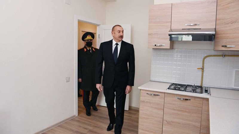 Prezident şəhid ailələri və hərbçilər üçün tikilmiş mənzillərlə tanış olub