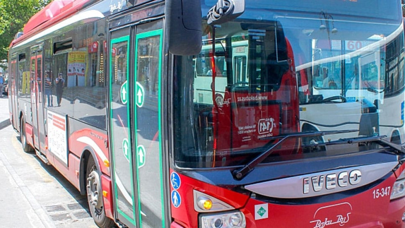 Sərnişinlər saatlarla avtobus gözləyir: BNA avtomobil sürücülərini günahlandırır