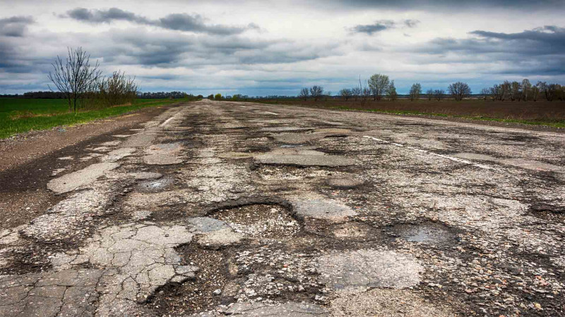 Bakı kəndində sakinlər asfalt örtüyünün olmamasından şikayətlənirlər