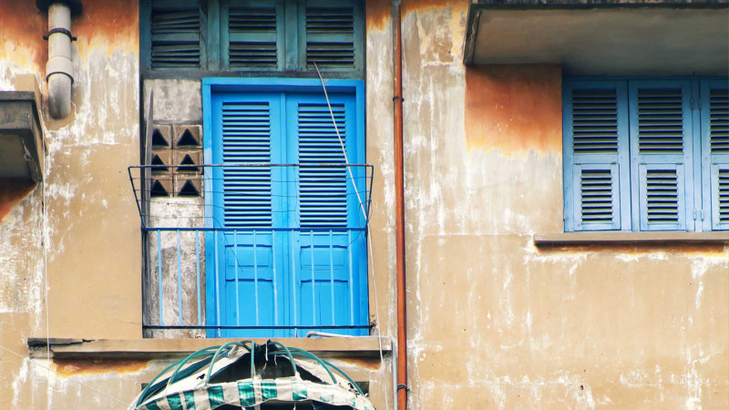 Bakıda sakinlər yarım ildir sökülən balkonlarla yaşayır