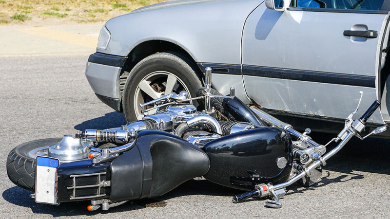 Bakıda motosiklet avtomobillə toqquşub: xəsarət alan var