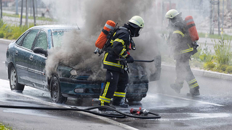Xəzər rayonunda avtomobilin mühərrik hissəsi alışıb