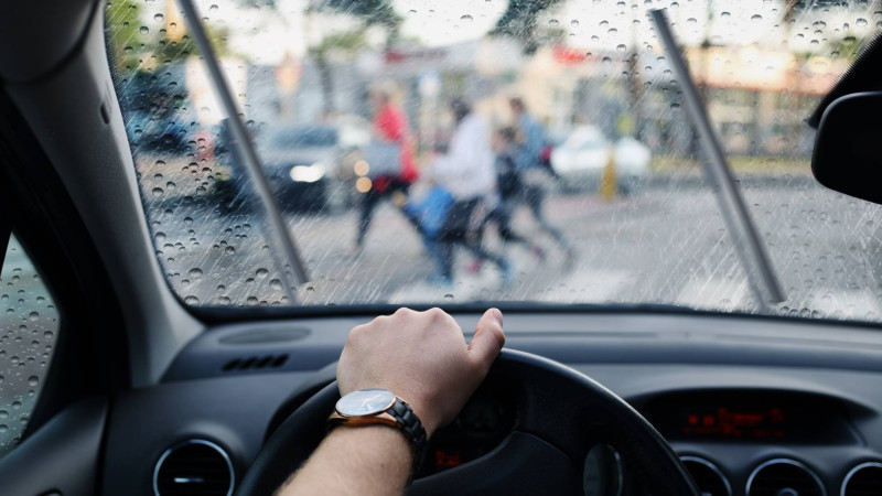 Bakıda yolu keçən piyadanı avtomobil vurub