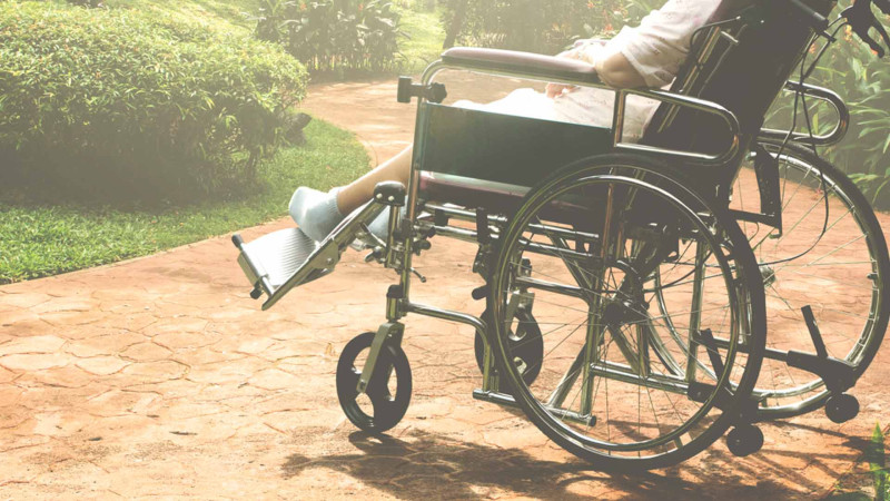 Fiziki qüsurlu qadın Nərimanov rayonunda küçədə qalıb