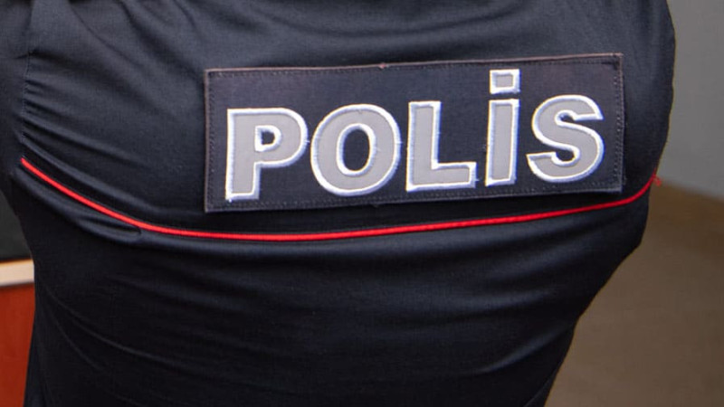 Bakı sakini iki polisi bıçaqlayıb