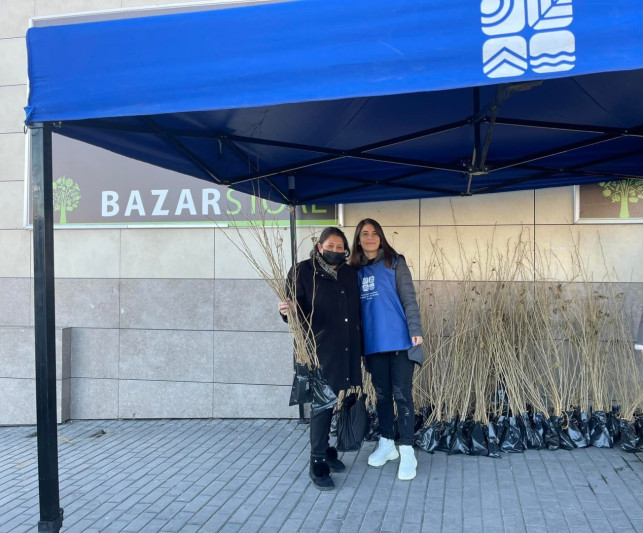 “Gənclik Bazarstore”un qarşısında alıcılara tut tinglər hədiyyə edilib