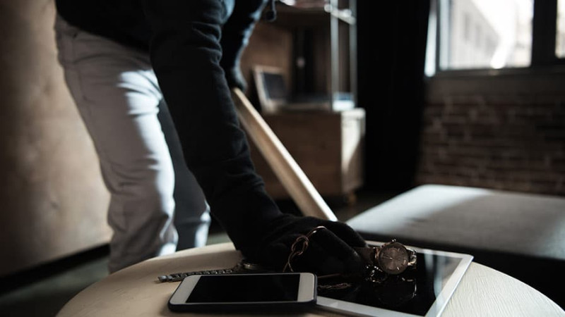 Bakıda yaşadığı evə basqın olunan qadın basqın edənlərlə birlikdə qaçdı