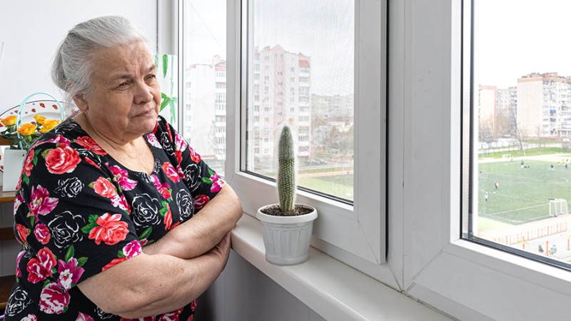 Bakıda yaşlı qadını döyən baxıcı barədə polisə müraciət olunub
