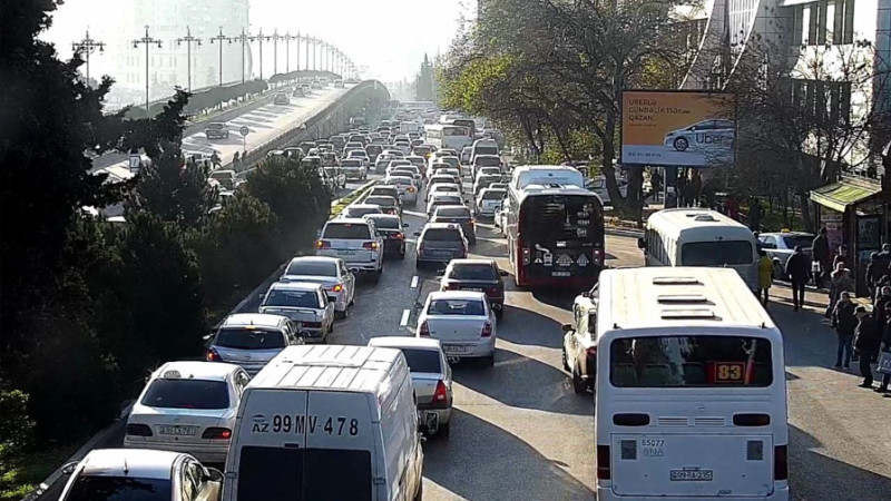Bakıda tıxaclar avtobusları ləngidir