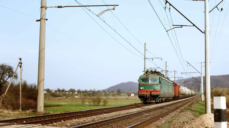 Bakıda avtomobil qatar yoluna çıxıb