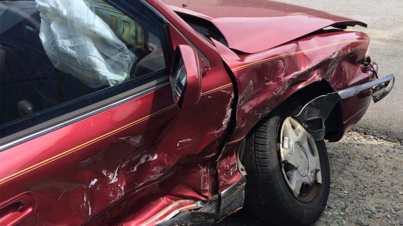 Xətai: qırmızı işıqda keçən avtomobil qəza törətdi