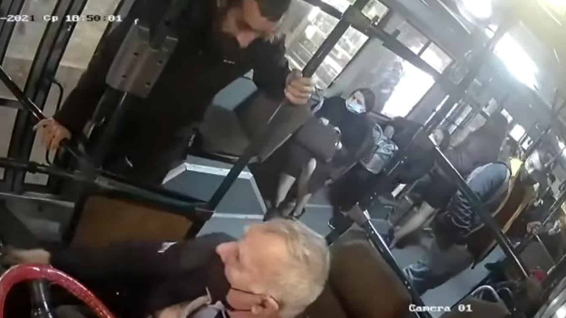 Bakıda marşrut avtobusunda ödəniş terminalını sındıran şəxs axtarılır