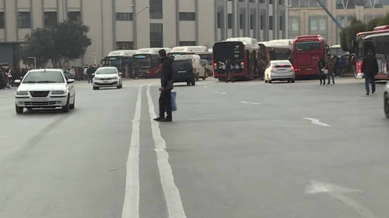 Bakının mərkəzində yerdəki nişanlar yerini dəyişiblər