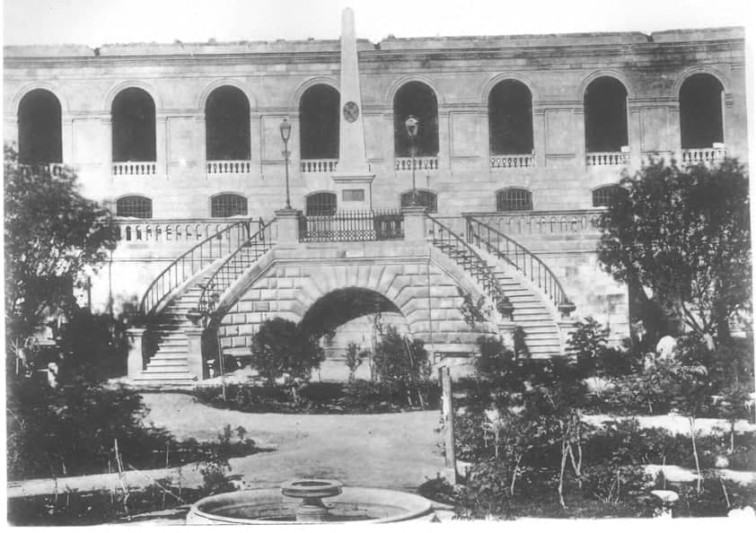 Bakıda Nizaminin heykəlinin yerində mövcud olmuş Sisianovun abidəsi