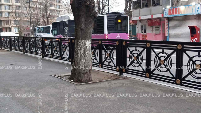 Yasamal rayonunda yolun hərəkət hissəsində hasar çəkilir