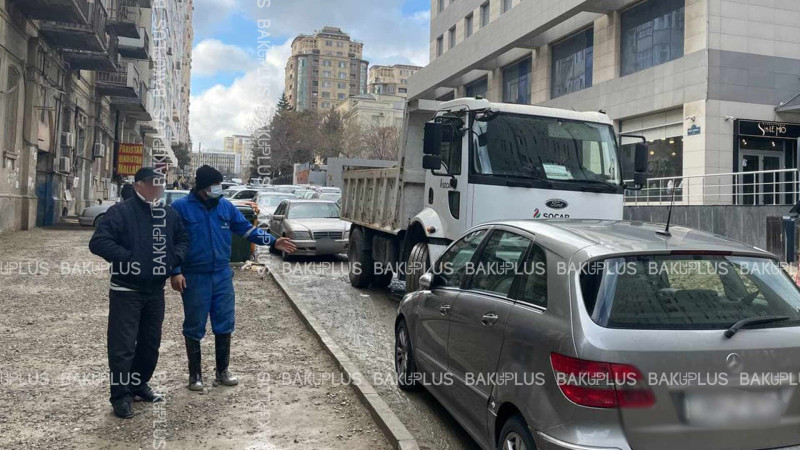 Bakıda məsuliyyətsiz sürücü yolu iflic edib