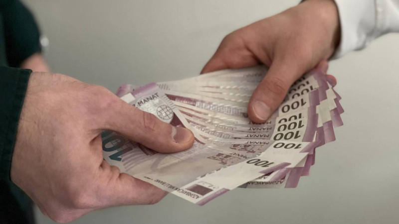 Bakıda sabiq məktəb direktoru axtarışa verilib