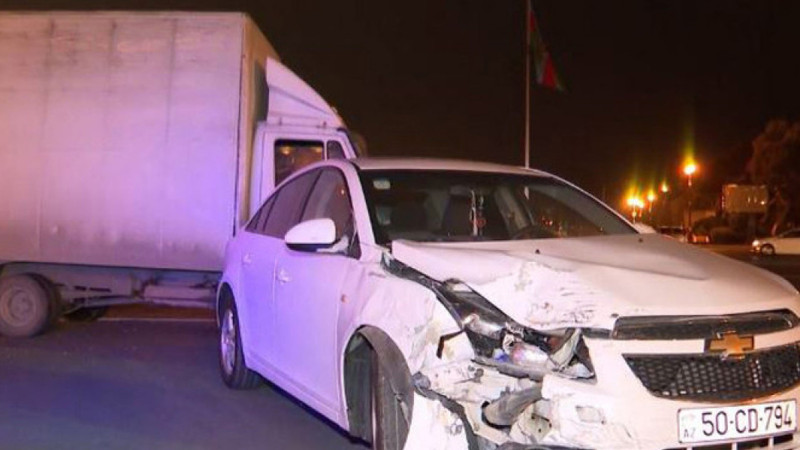Səbail rayonunda yol qəzası baş verib: yük maşını minik avtomobilinə çırpılıb