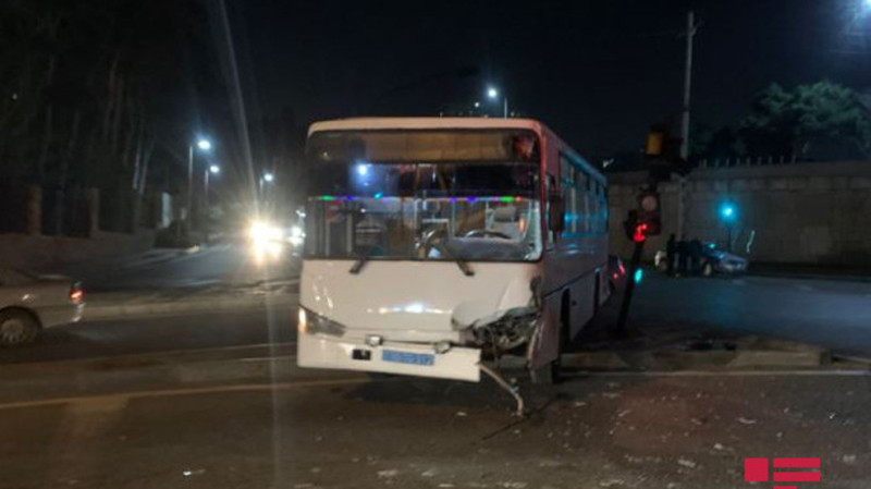 Bakıda 108B saylı avtobusun sürücüsü qəza törədib