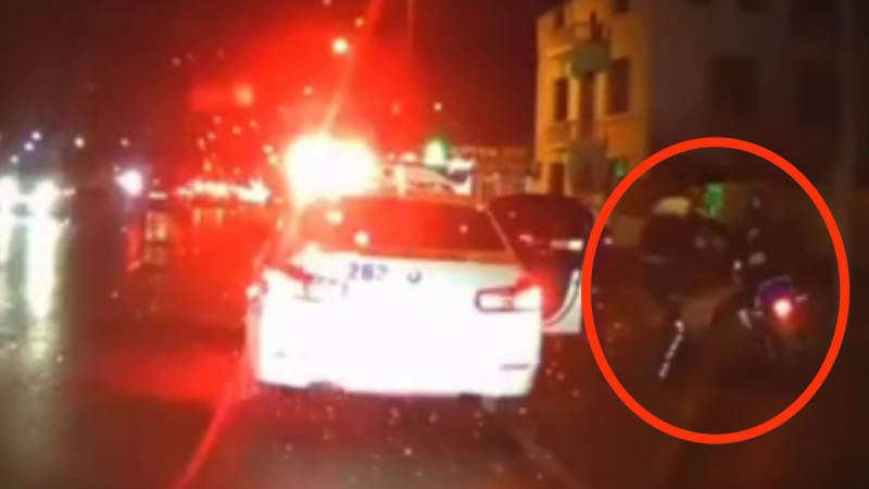 Bakıda qaydanı pozan moped sürücüsünü yol polisi hərəkətdə olan zaman saxlayıb