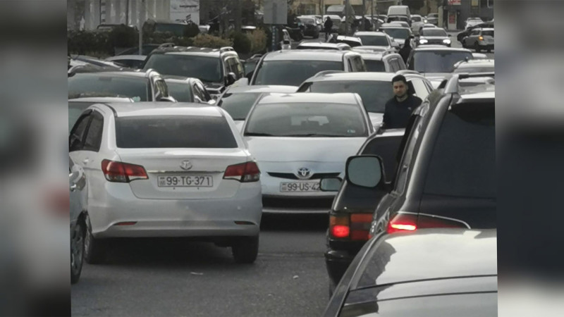 Bakıda yolun ortasında park edilən avtomobil tıxaca səbəb olub