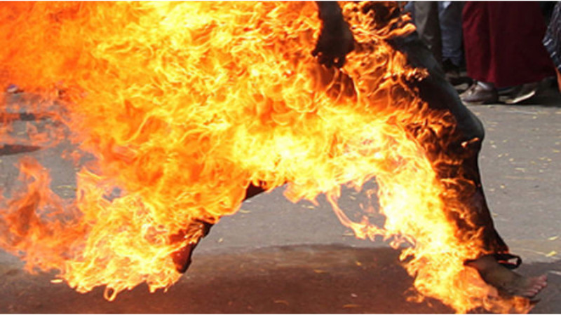 Bakıda faciəvi olay: kişi özünü yandıraraq intihar edib