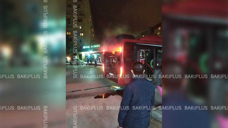 Bakıda içərisində sərnişinlər olan avtobus tüstüləyib