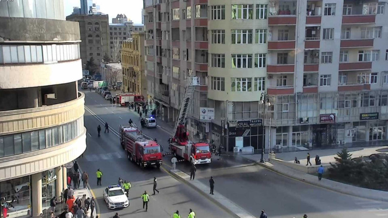 Nərimanovda yaşayış binasında yanğın: həmin ərazidə yollar bağlanıb