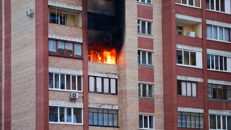 Bakıda yanğın zamanı 17 nəfər təxliyə edilib