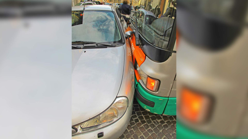 Bakıda sərnişin avtobusu avtomobillərə çırpılıb