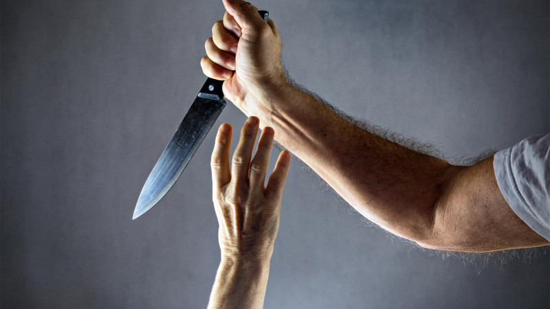 Binə qəsəbəsində 22 yaşlı gənc oğlan bıçaqlanıb