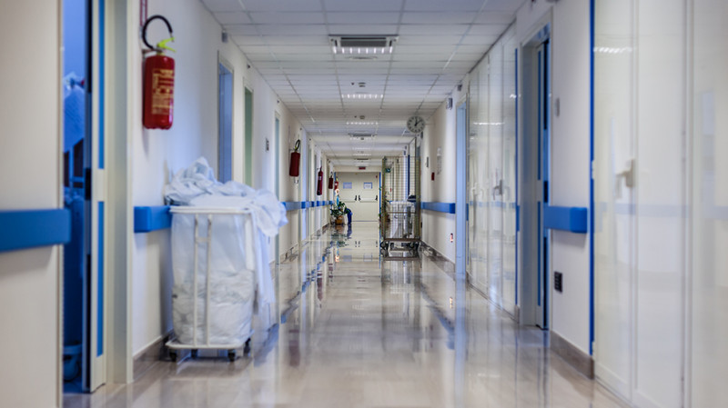 Bakı hotellərindən birində kişi damarlarını şüşə ilə kəsərək intihara cəhd edib