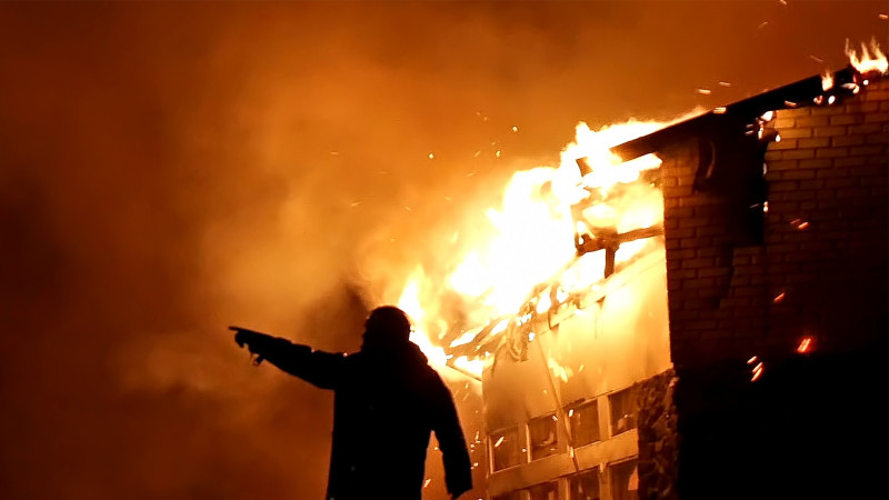 Xəzər rayonunda tikili yanıb