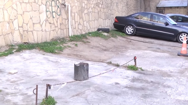 Bakı: məhəllələrdə süni park yerləri yaradanlar barəsində cinayət işi açıla bilər