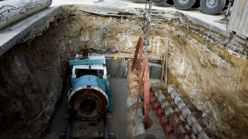 Heydər Əliyev prospektinin altından yeni elektrik naqilləri çəkilir