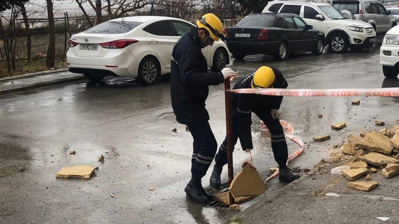 Suraxanı rayonunda binanın daş örtüyü avtomobillərin üzərinə düşüb
