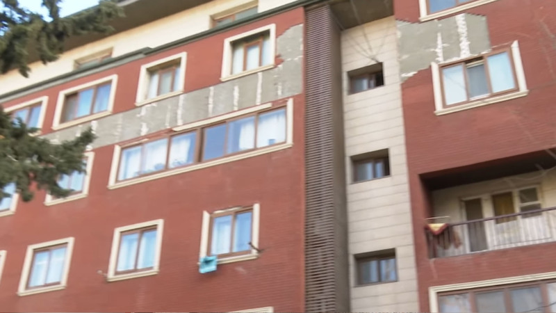 Binəqədi rayonunda yaşayış binasının fasadı tökülür